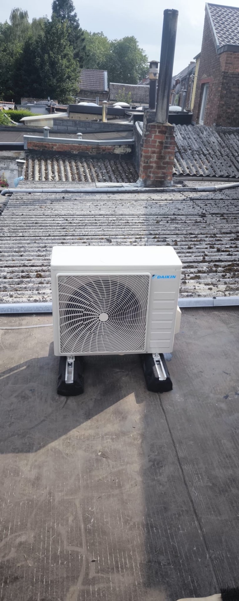 Daikin buitenunit op dak geplaatst