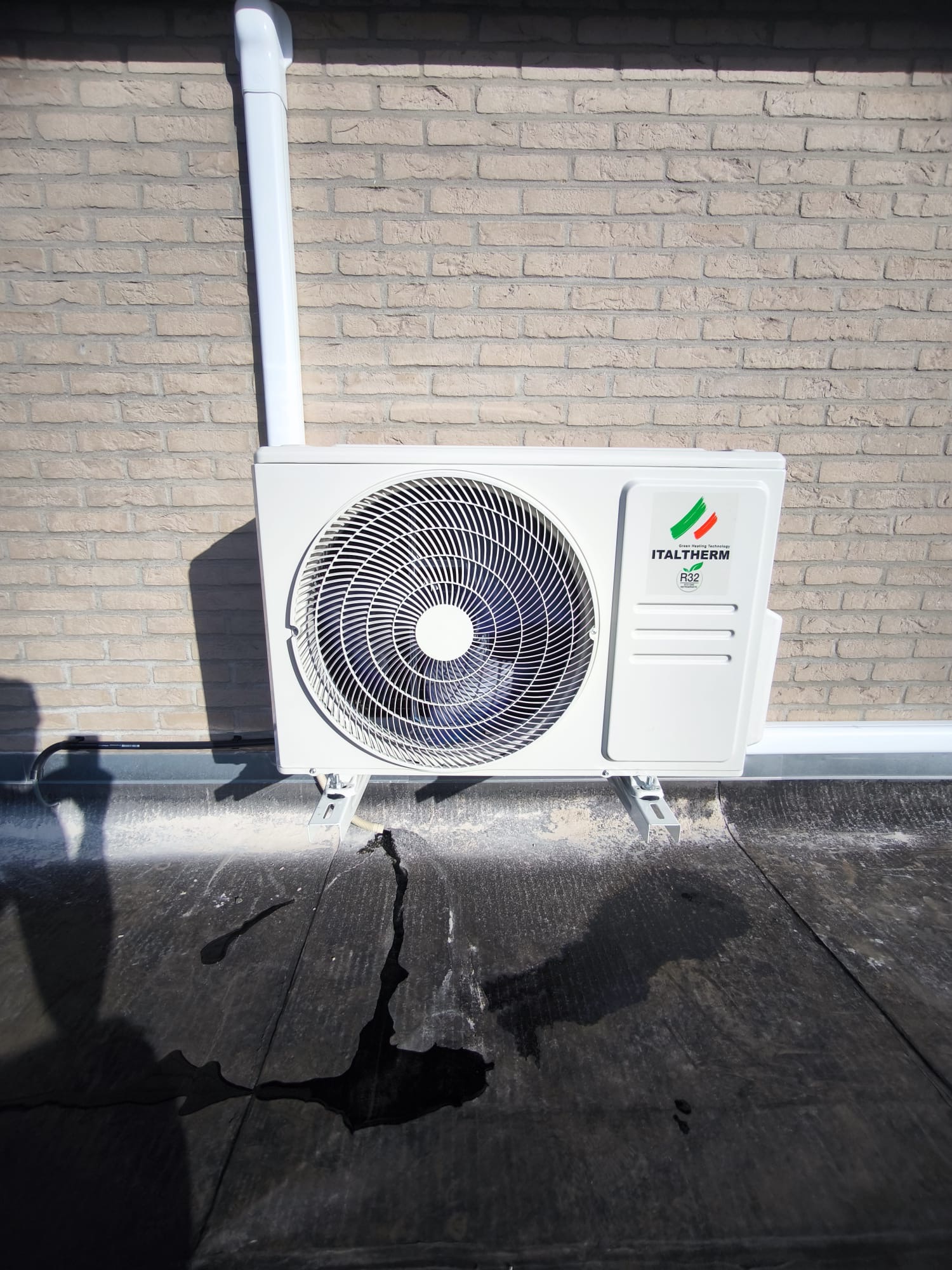 Italtherm R32 buitenunit op plat dak