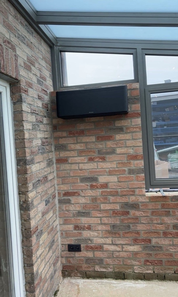 Daikin zwarte wandunit in veranda